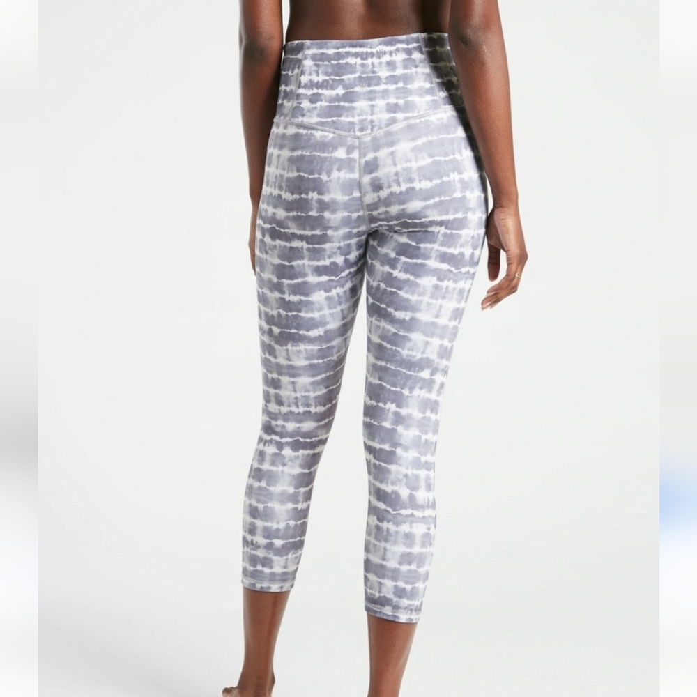 Athleta Elation Printed Capri Leggings SzLP Gray-Wite Muted Women